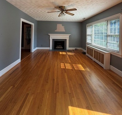 Opportunity awaits in the heart of Clarksville! This 4-bedroom - photo 5