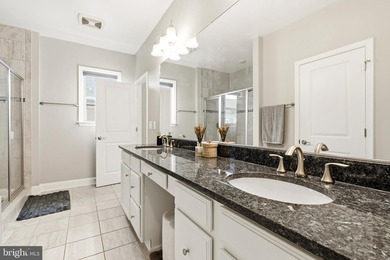 Stunning end-unit townhome with a rooftop terrace, thoughtfully - photo 25