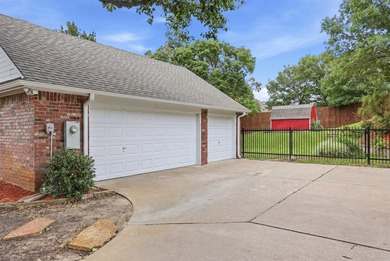 Nestled in a picturesque, tree-filled neighborhood near the lake - photo 31