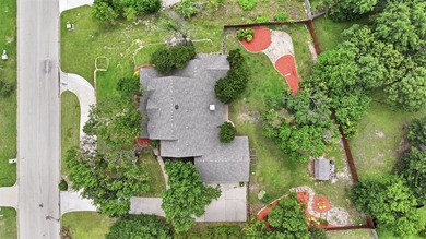 Nestled in a picturesque, tree-filled neighborhood near the lake - photo 33