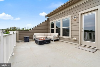 Stunning end-unit townhome with a rooftop terrace, thoughtfully - photo 36