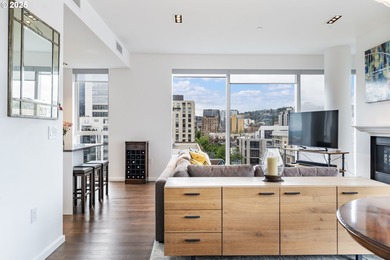 Bright contemporary 2 bedroom, 2.5 bathroom condo with