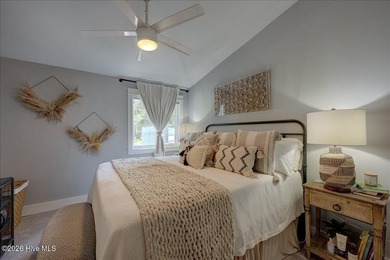 Waterfront Living at It's Finest! Welcome to this beautifully - photo 31