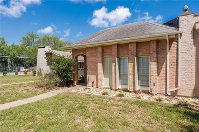 Great location near downtown, hospitals and shopping. This roomy - photo 2