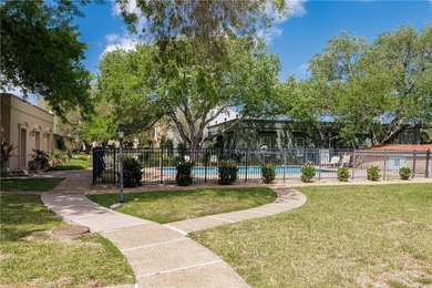 Great location near downtown, hospitals and shopping. This roomy - photo 4