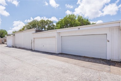 Great location near downtown, hospitals and shopping. This roomy - photo 7