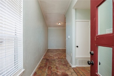Great location near downtown, hospitals and shopping. This roomy - photo 9