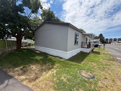 2018 Mobile home in Rolling Hills park. Pool and club house and - photo 2