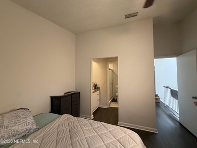 3BR/3BA corner-unit condo in desirable Mandarin! Features a - photo 13