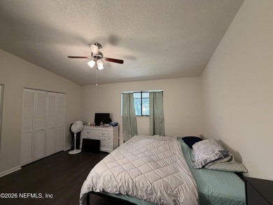 3BR/3BA corner-unit condo in desirable Mandarin! Features a - photo 14
