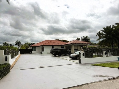 Estate home situated on an expansive 30,492 s/f lot, complete - photo 1