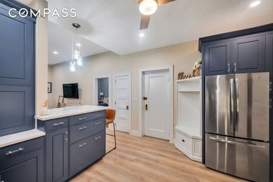 Newly renovated and spacious split two bedroom on a treelined - photo 4
