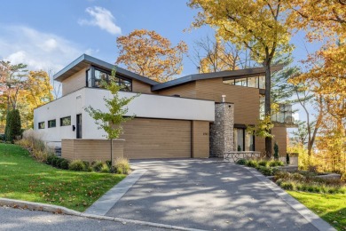 Lake Home For Sale in QuéBec (Sainte-Foy/Sillery/Cap-Rouge),