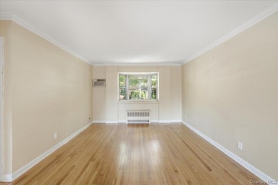 Welcome home! Just pack your bags and move right into this - photo 7