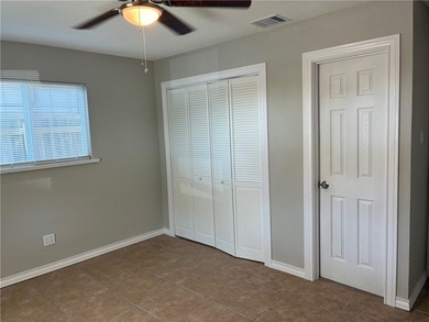Beautifully updated. New paint interior and exterior. New roof - photo 4