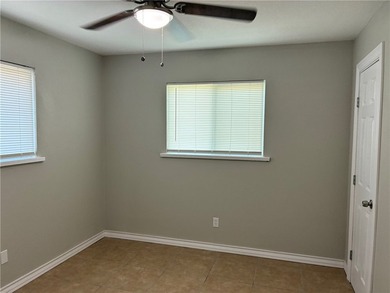 Beautifully updated. New paint interior and exterior. New roof - photo 5