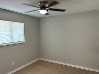 Beautifully updated. New paint interior and exterior. New roof - photo 6