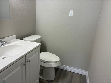 Beautifully updated. New paint interior and exterior. New roof - photo 7