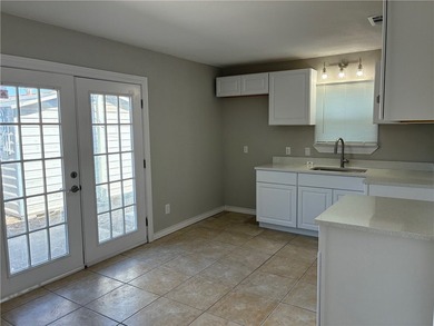 Beautifully updated. New paint interior and exterior. New roof - photo 8