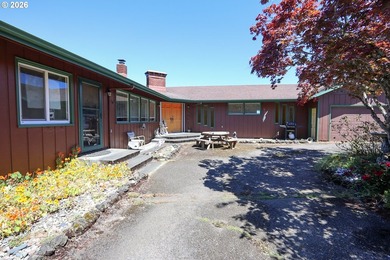 BAY VIEW - 3904 Sq Ft home on a 100 X 112 lot with a circular - photo 3