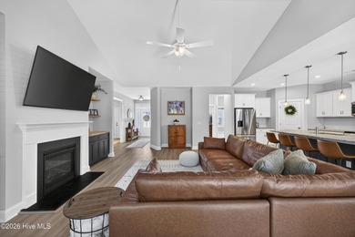 Like new 4 bedroom home w/ a bonus room & a pool in Hampstead - photo 3