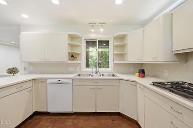 Beautiful modernist inspired home situated on a large wooded lot - photo 6