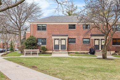 Welcome to this beautifully maintained 2-bedroom upper garden - photo 1