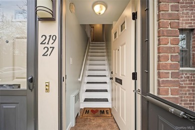 Welcome to this beautifully maintained 2-bedroom upper garden - photo 4