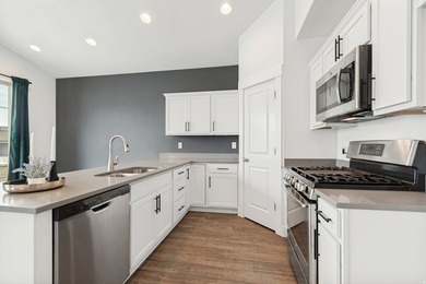 Welcome home to this beautifully maintained 3-bedroom, 2.5-bath - photo 6
