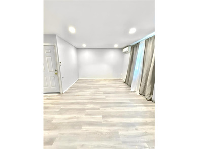 Expansive Brooklyn Home with Dual Dining, Parking Garage & - photo 3