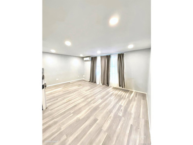 Expansive Brooklyn Home with Dual Dining, Parking Garage & - photo 5