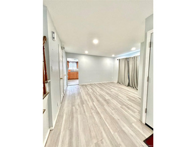 Expansive Brooklyn Home with Dual Dining, Parking Garage & - photo 7