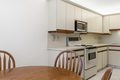This spacious and bright first floor unit is a fantastic value - photo 11