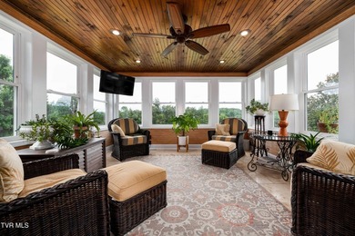 Welcome to one of the most exceptional golf course residences in - photo 16