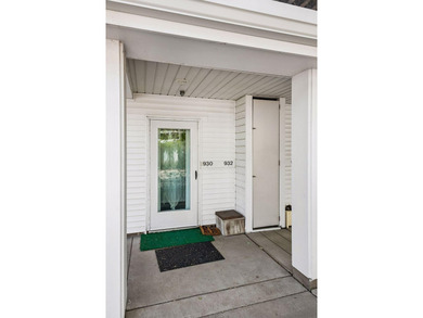 Charming, well-maintained, and truly unique contemporary 3-level - photo 4