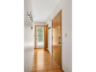 Charming, well-maintained, and truly unique contemporary 3-level - photo 7