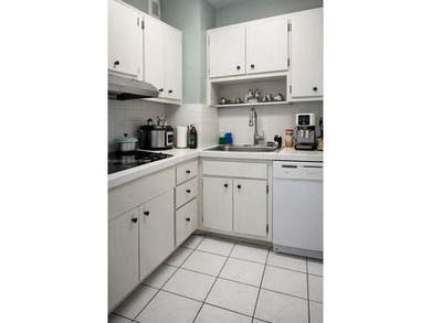 Ideal unit with fantastic city view, nice wall to wall windows