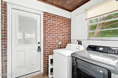 Great corner lot home in centrally located established - photo 16