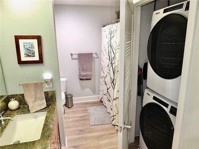 Stylish and upgraded 2-bedroom, 2-bath condo with a flexible den - photo 20