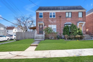 Welcome to this classic, all-brick semi-attached townhouse in - photo 1