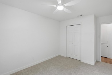 Move right into this beautifully renovated 3 bedroom, 2 bathroom - photo 22