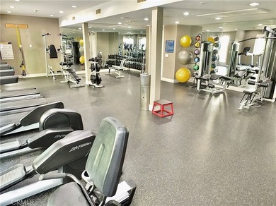 Stylish and upgraded 2-bedroom, 2-bath condo with a flexible den - photo 27