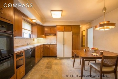 Welcome to this spacious and versatile home in the heart of - photo 3