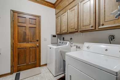 Welcome to this ultimate 4 bed/4.5 bath Lake Murray retreat with - photo 27