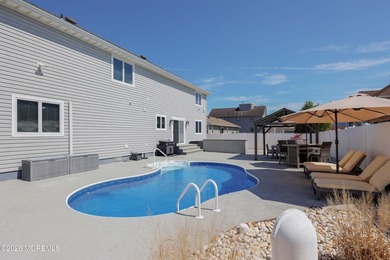 Completely renovated from top to bottom and perfectly positioned - photo 39