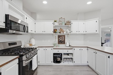Welcome home to this well-maintained 4-bedroom, 2 full bathroom - photo 9