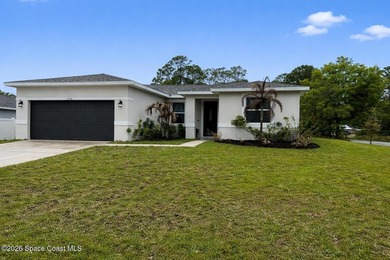 Custom-built in 2022, this beautifully designed 3-bedroom - photo 1