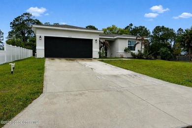 Custom-built in 2022, this beautifully designed 3-bedroom - photo 2