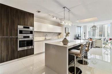 SE-Corner 3 bed PLUS DEN/ 4 bath Residence, 10 Ft ceilings