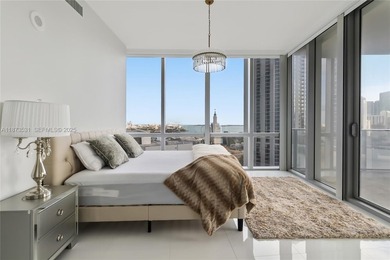 SE-Corner 3 bed PLUS DEN/ 4 bath Residence, 10 Ft ceilings